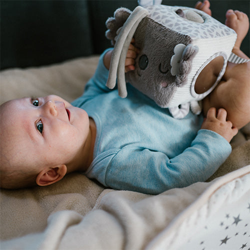 Koala þroskaleikfang – mjúkur skynjunarkubbur fyrir ungbörn